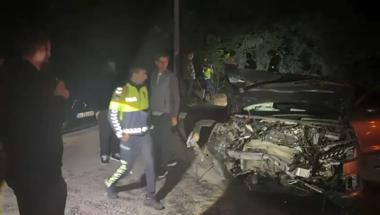 Uygulama noktasından kaçan uyuşturucu yüklü otomobil, 3 araca çarptı: 7 yaralı