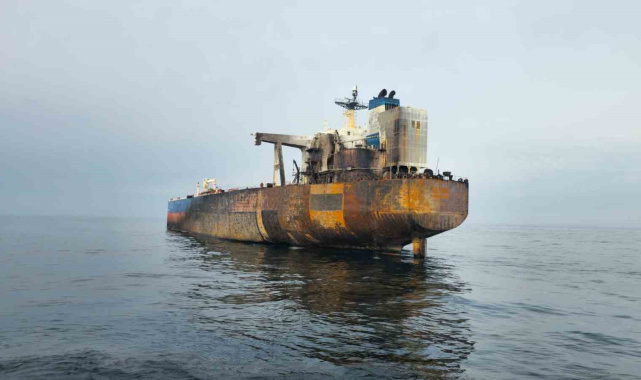 Vurulan tanker KAIROS'ta sızıntı tespit edildi