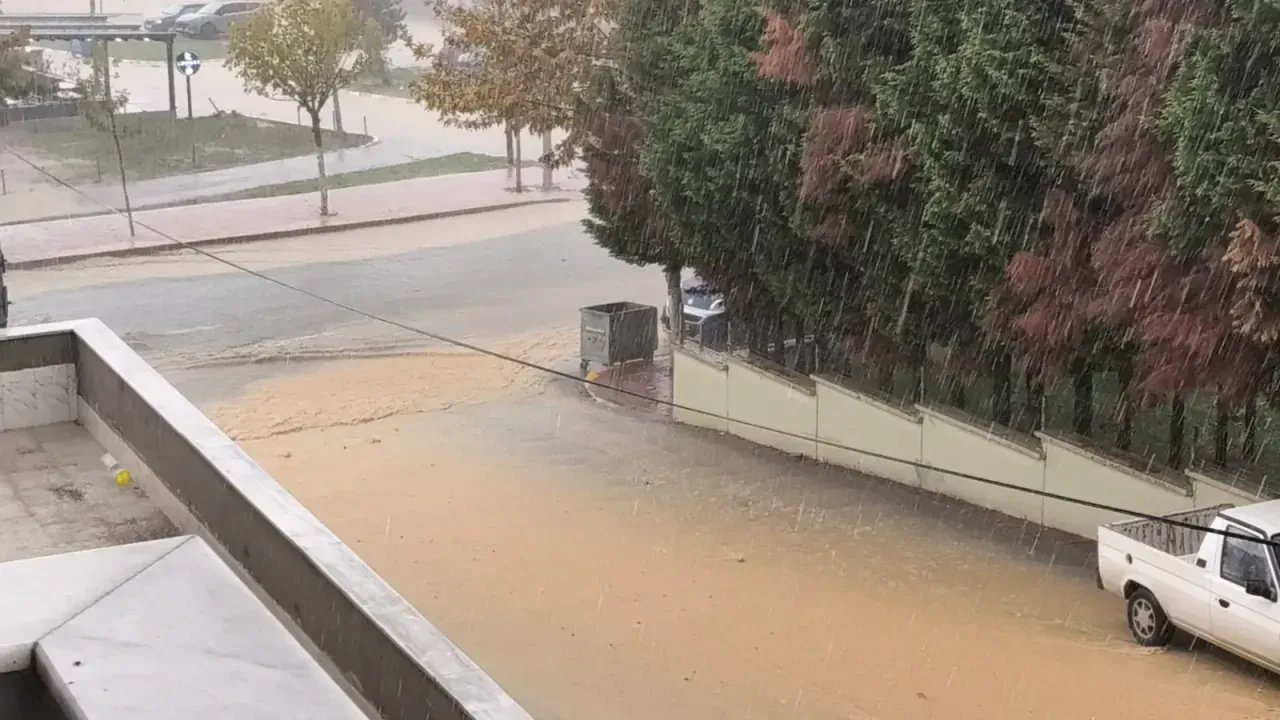 Yağmurla birlikte sokağı adeta sel bastı!