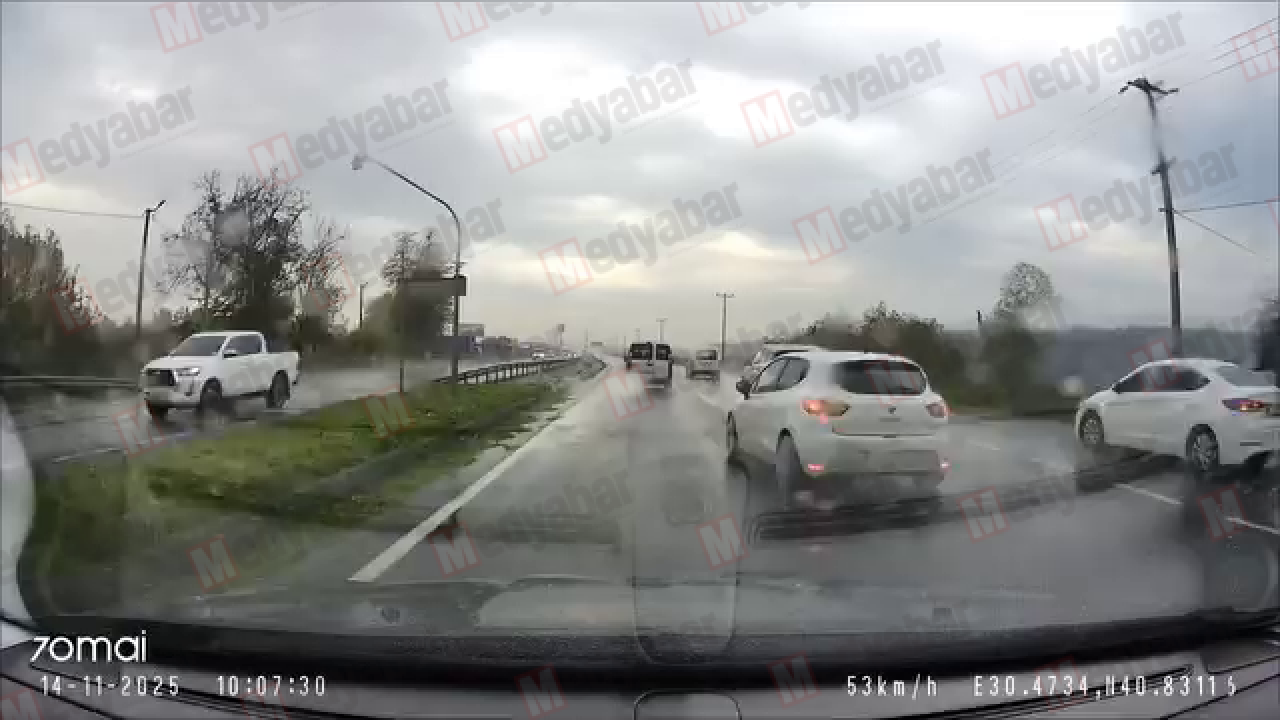 Yağmurlu havada makas atan sürücü trafik güvenliğini hiçe saydı!