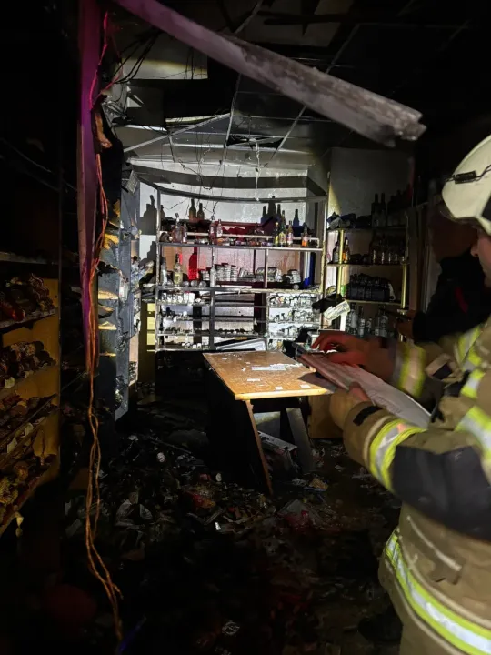 Yalova'da bir kişi benzin döküp ateşe verdiği tekel bayide annesiyle birlikte yaralandı