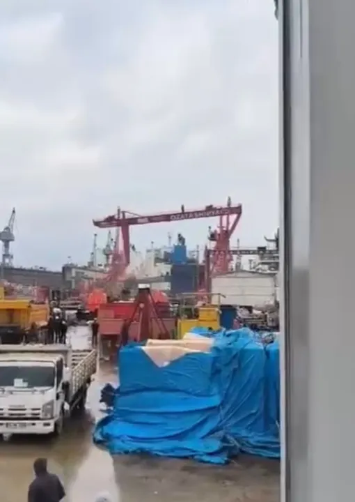 Yalova'da fırtına; çatılar uçtu, tersanede vinç devrildi
