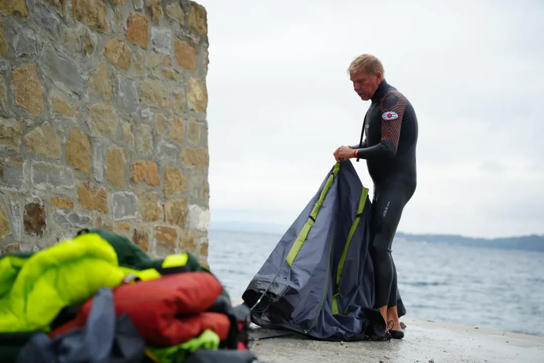 Yaşamını sığdırdığı 3 çantayla yüzerek denizleri aşıyor