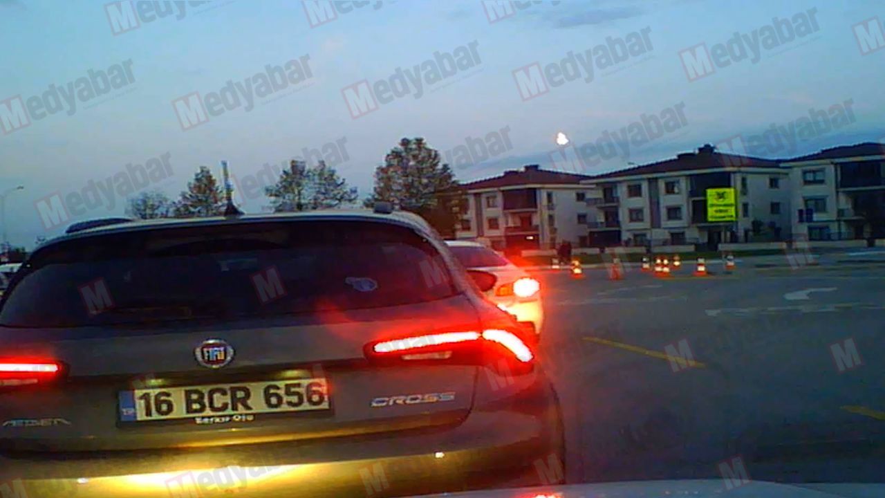 Yazlık Kavşağı'nda göktaşı iddiası! Araç kamerasına yansıyan görüntü merak uyandırdı