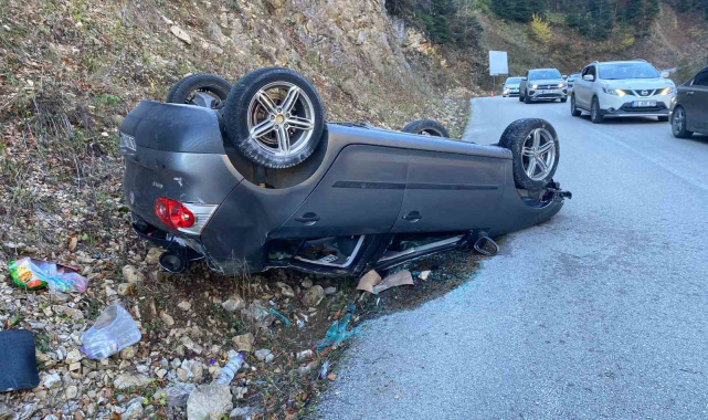 Yedigöller'de gizli buzlanma otomobili tepetaklak yaptı: 2 yaralı