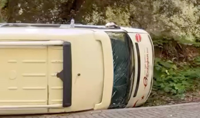 Yedigöller Milli Parkı'nda minibüs devrildi