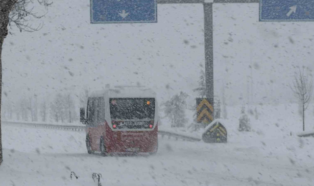Yoğun kar kenti beyaza bürüdü