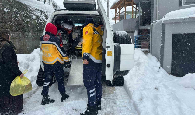 Yoğun kar yağışına rağmen Acil Sağlık ekipleri görev başında