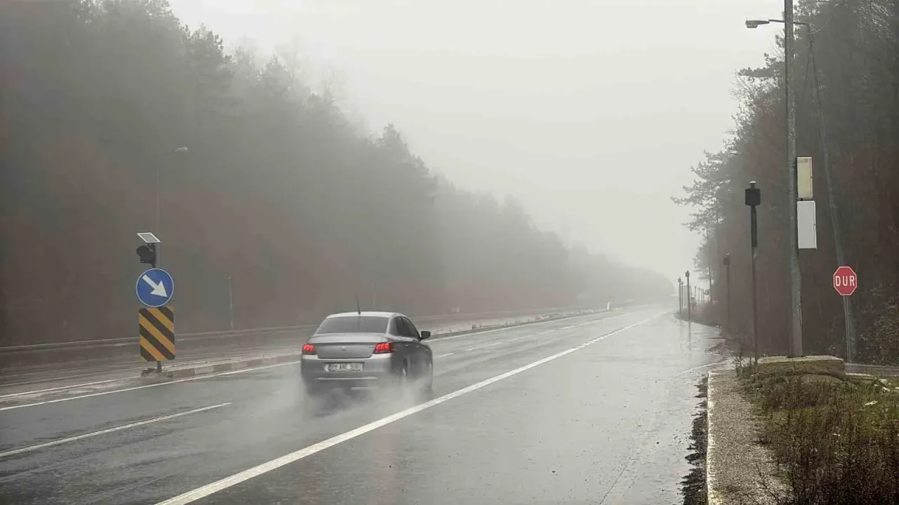 Yola çıkacaklar dikkat! Bolu Dağı'nda görüş mesafesi 30 metreye düştü