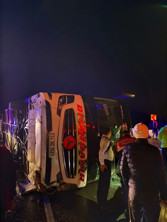 Yolcu otobüsü devrildi: 3 yaralı