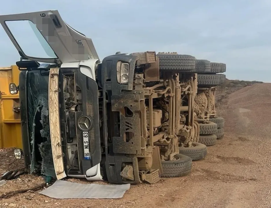 Yük boşaltırken devrilen hafriyat kamyonun sürücüsü ağır yaralandı
