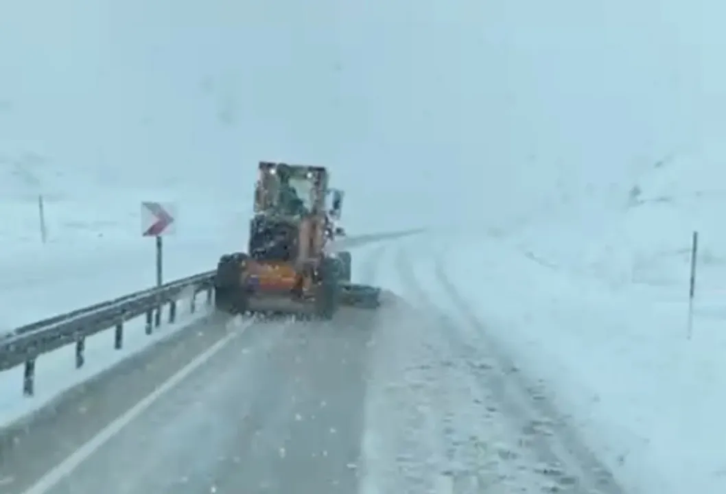 Yurdun doğusunda kış mesaisi başladı! Yüksekova'da karla mücadele çalışması