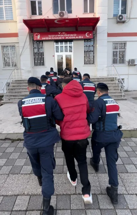 Yurt dışına kaçmak isterken yakalanan 5 Türk tutuklandı