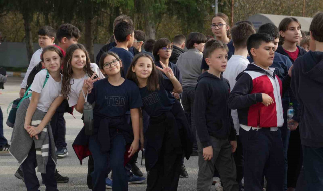 Yürüyüşü ile fenomen olan öğretmene sürpriz